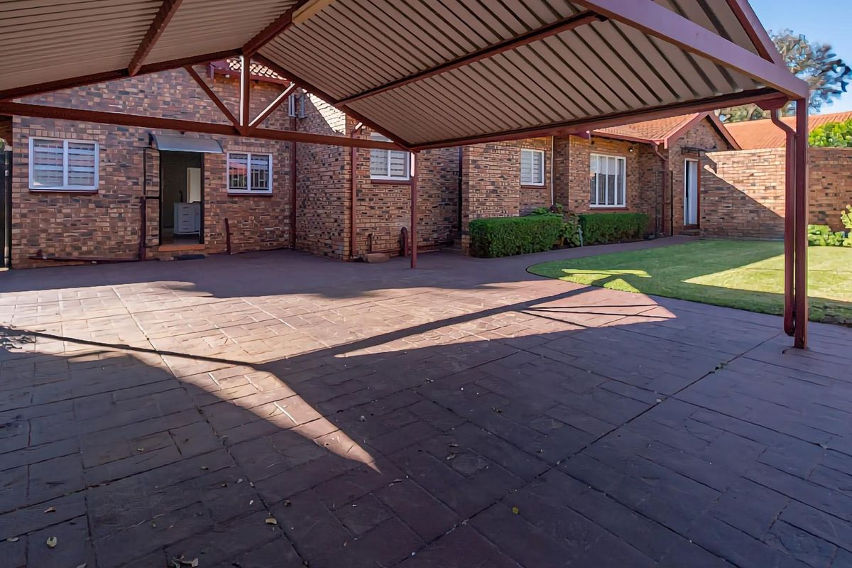 Spacious 5‐Bedroom Family Home with Flatlet and  Pool - Photo 4