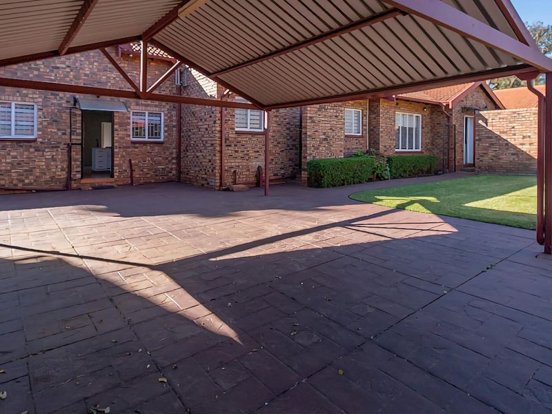 Spacious 5‐Bedroom Family Home with Flatlet and  Pool - Photo 4