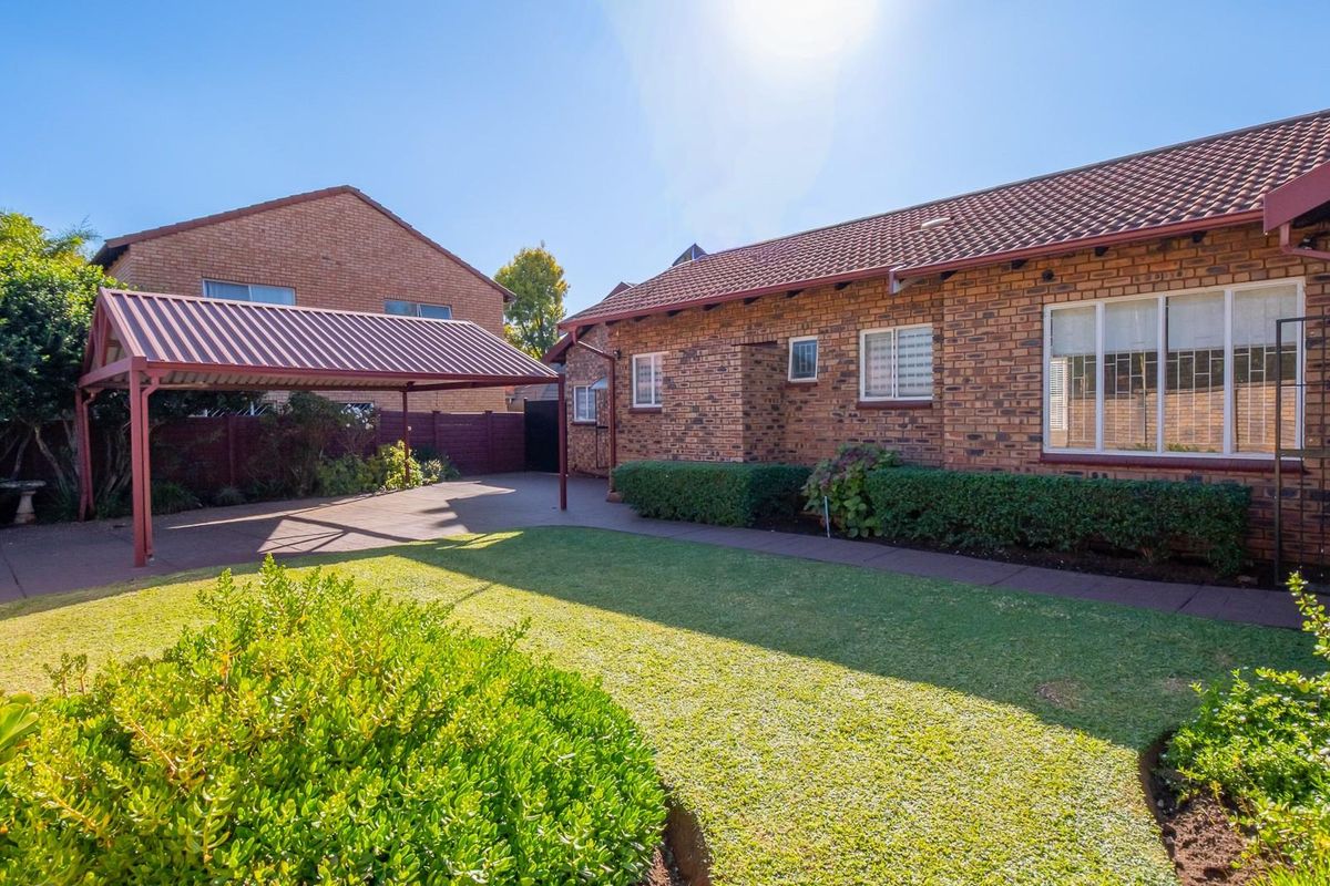 Spacious 5‐Bedroom Family Home with Flatlet and  Pool - Photo 5
