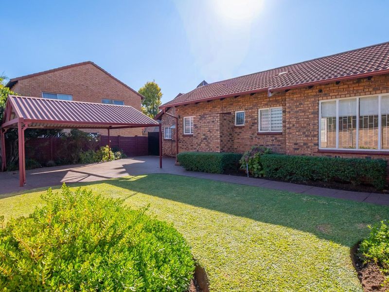 Spacious 5‐Bedroom Family Home with Flatlet and  Pool - Photo 5