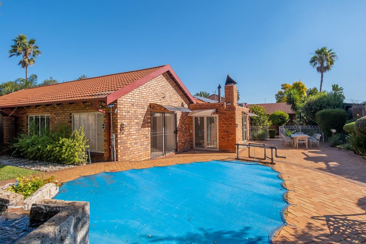 Spacious 5‐Bedroom Family Home with Flatlet and  Pool - Photo 2