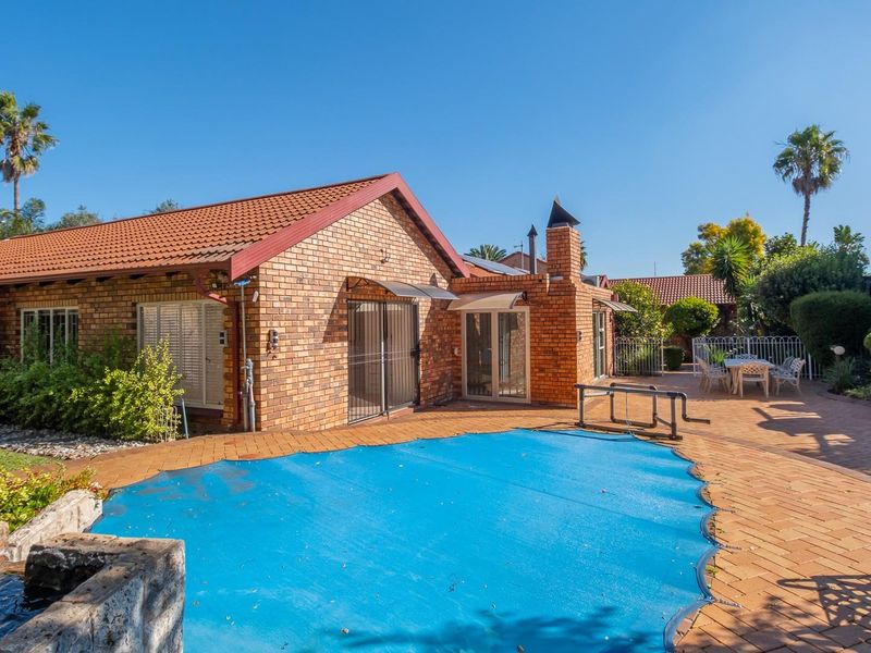 Spacious 5‐Bedroom Family Home with Flatlet and  Pool - Photo 2