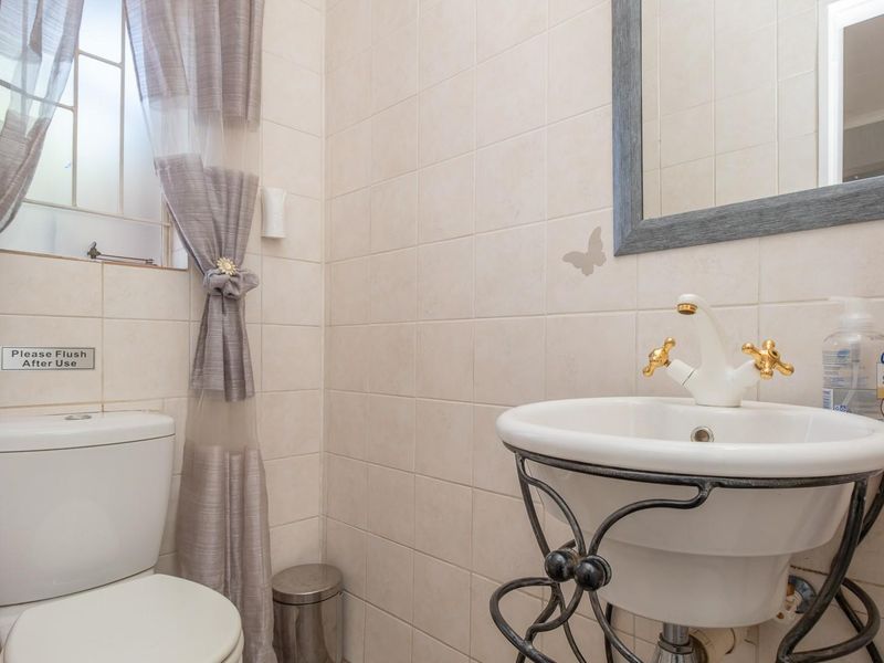 Spacious 5‐Bedroom Family Home with Flatlet and  Pool - Photo 10