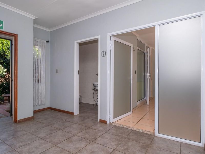 Spacious 5‐Bedroom Family Home with Flatlet and  Pool - Photo 9