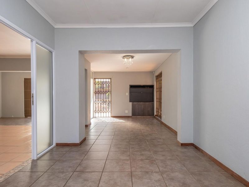 Spacious 5‐Bedroom Family Home with Flatlet and  Pool - Photo 8