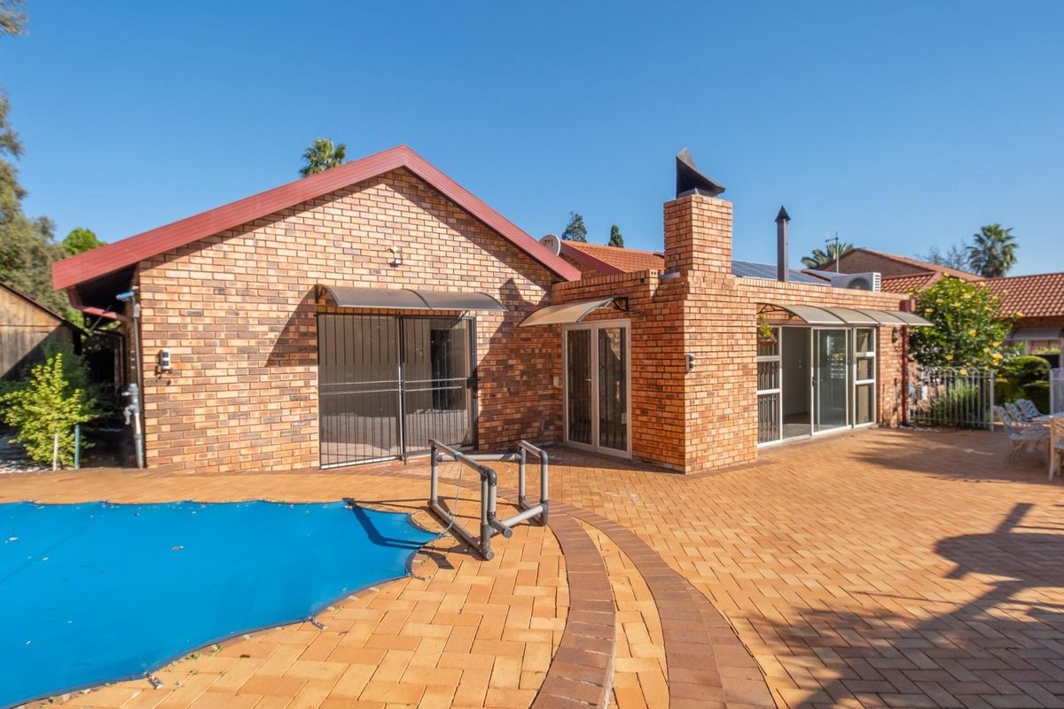 Spacious 5‐Bedroom Family Home with Flatlet and  Pool - Photo 3