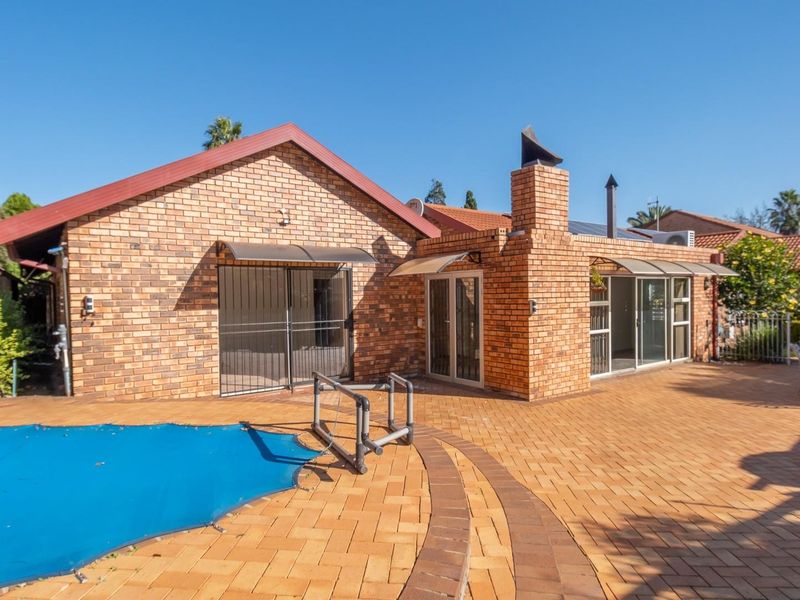 Spacious 5‐Bedroom Family Home with Flatlet and  Pool - Photo 3