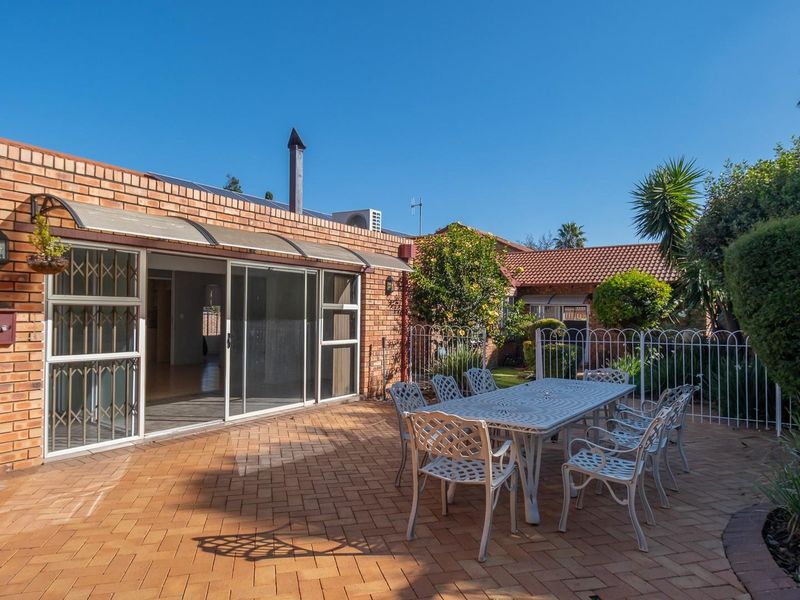 Spacious 5‐Bedroom Family Home with Flatlet and  Pool - Photo 7