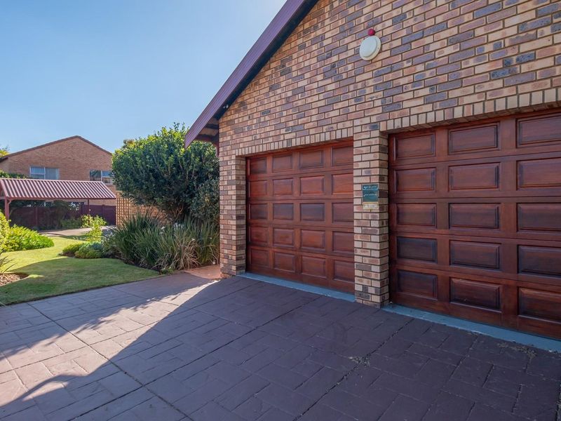 Spacious 5‐Bedroom Family Home with Flatlet and  Pool - Photo 6