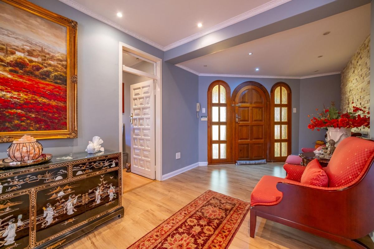 Spacious Family Home with Pool and Entertainment Area in Secure Boomed Cul-de-Sac - Photo 5
