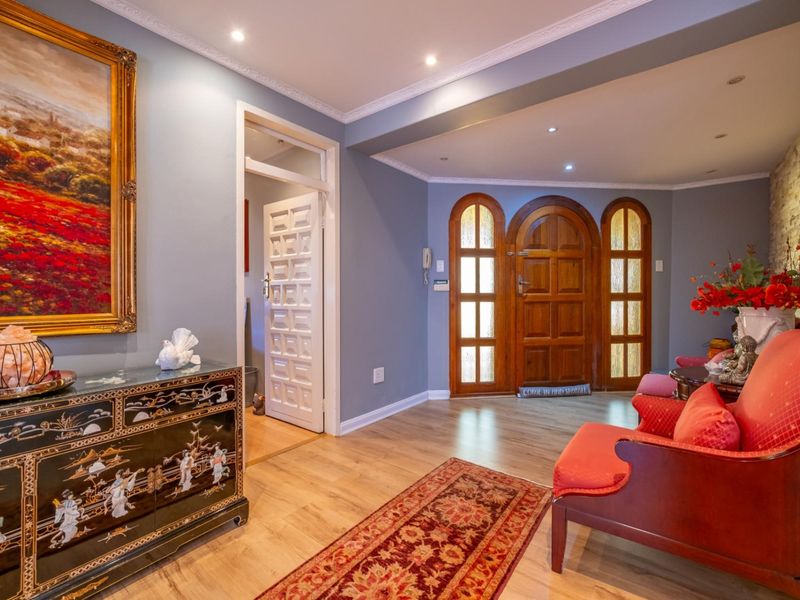 Spacious Family Home with Pool and Entertainment Area in Secure Boomed Cul-de-Sac - Photo 5