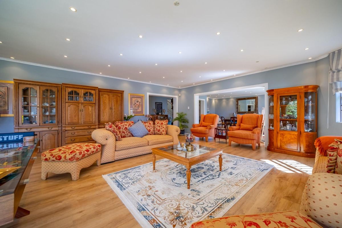 Spacious Family Home with Pool and Entertainment Area in Secure Boomed Cul-de-Sac - Photo 3