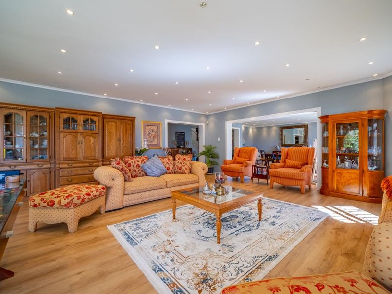 Spacious Family Home with Pool and Entertainment Area in Secure Boomed Cul-de-Sac - Photo 3