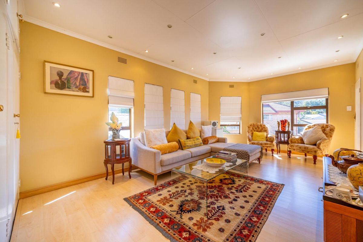 Spacious Family Home with Pool and Entertainment Area in Secure Boomed Cul-de-Sac - Photo 4