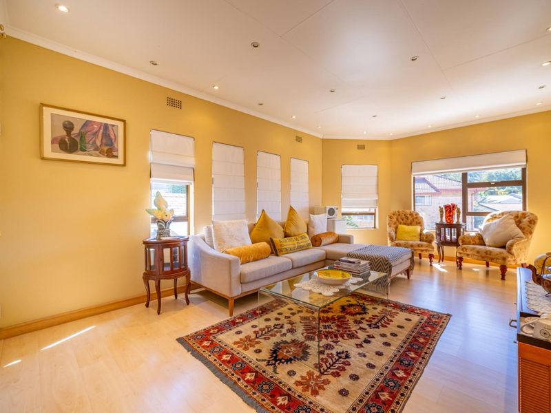 Spacious Family Home with Pool and Entertainment Area in Secure Boomed Cul-de-Sac - Photo 4