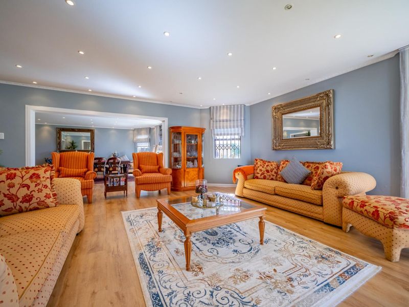Spacious Family Home with Pool and Entertainment Area in Secure Boomed Cul-de-Sac - Photo 9