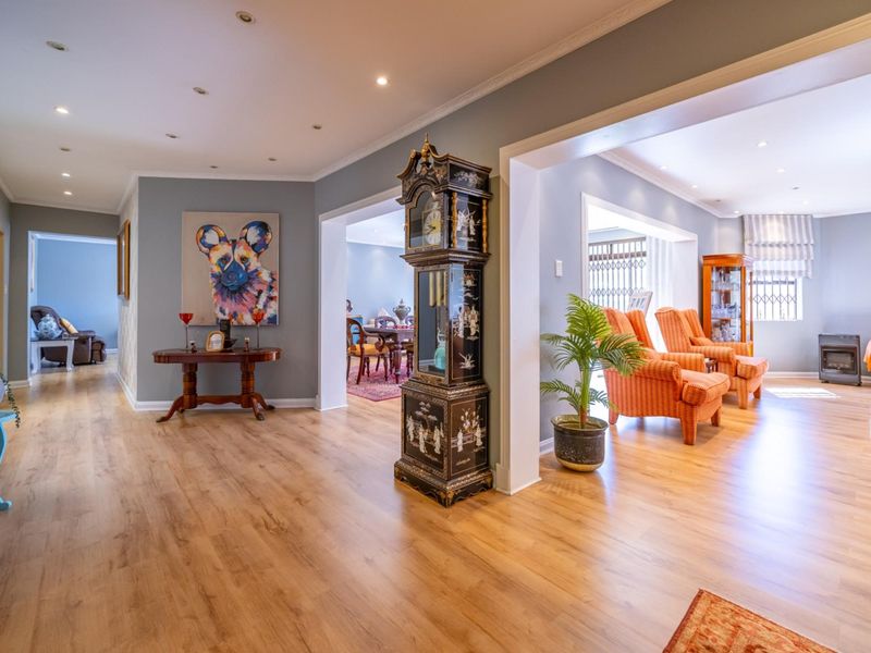 Spacious Family Home with Pool and Entertainment Area in Secure Boomed Cul-de-Sac - Photo 8