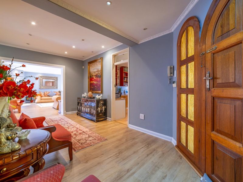 Spacious Family Home with Pool and Entertainment Area in Secure Boomed Cul-de-Sac - Photo 6