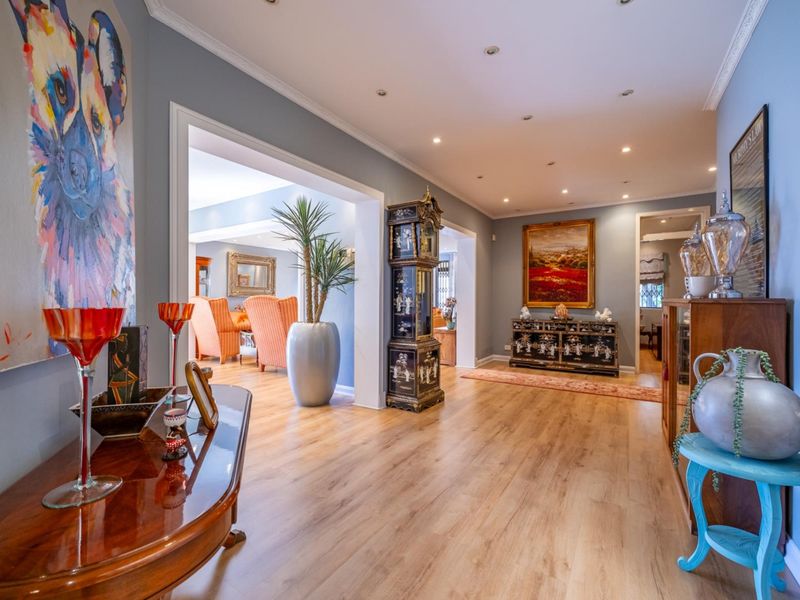 Spacious Family Home with Pool and Entertainment Area in Secure Boomed Cul-de-Sac - Photo 7