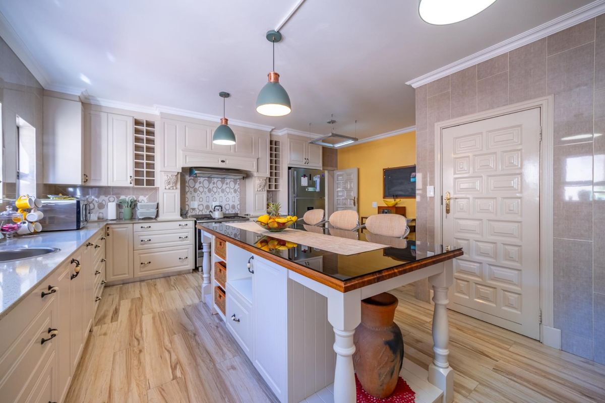 Spacious Family Home with Pool and Entertainment Area in Secure Boomed Cul-de-Sac - Photo 2
