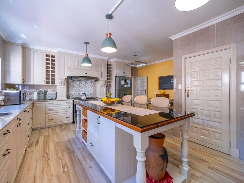 Spacious Family Home with Pool and Entertainment Area in Secure Boomed Cul-de-Sac - Photo 2