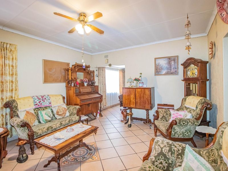 Ideal Student Accommodation or Big Family Home for Sale in Annadale! - Photo 7