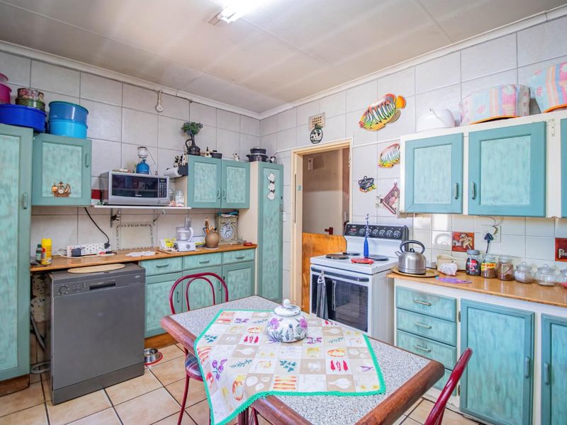 Ideal Student Accommodation or Big Family Home for Sale in Annadale! - Photo 6