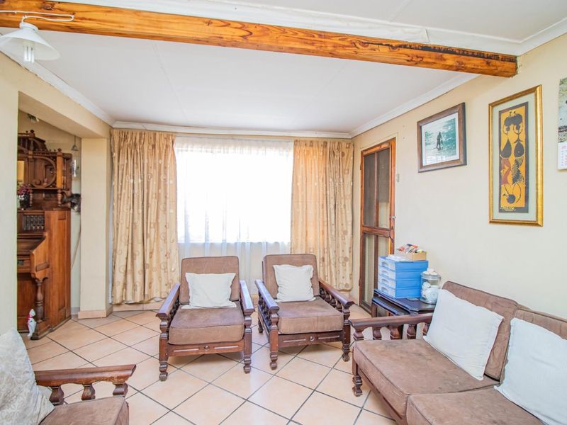 Ideal Student Accommodation or Big Family Home for Sale in Annadale! - Photo 9