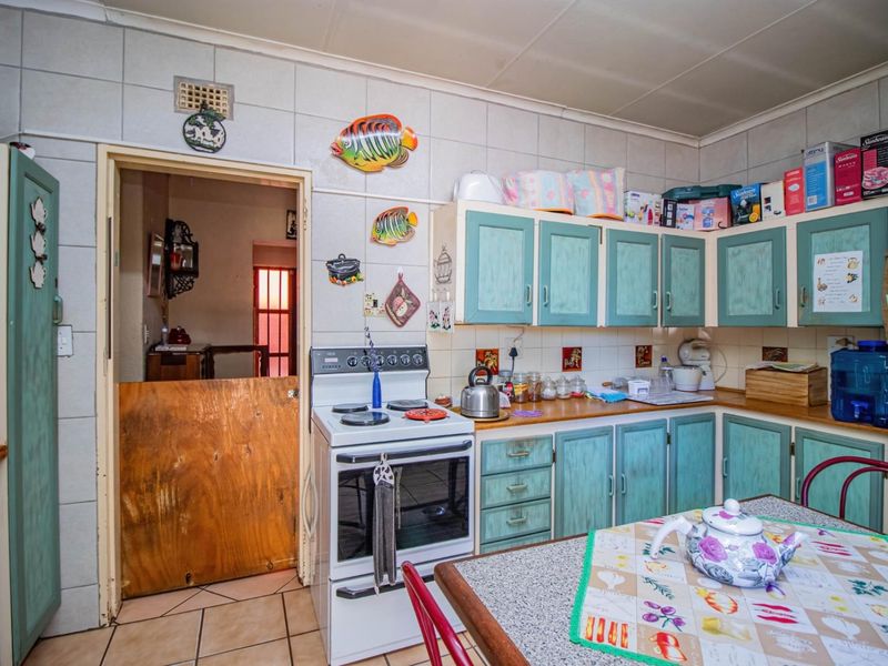 Ideal Student Accommodation or Big Family Home for Sale in Annadale! - Photo 5