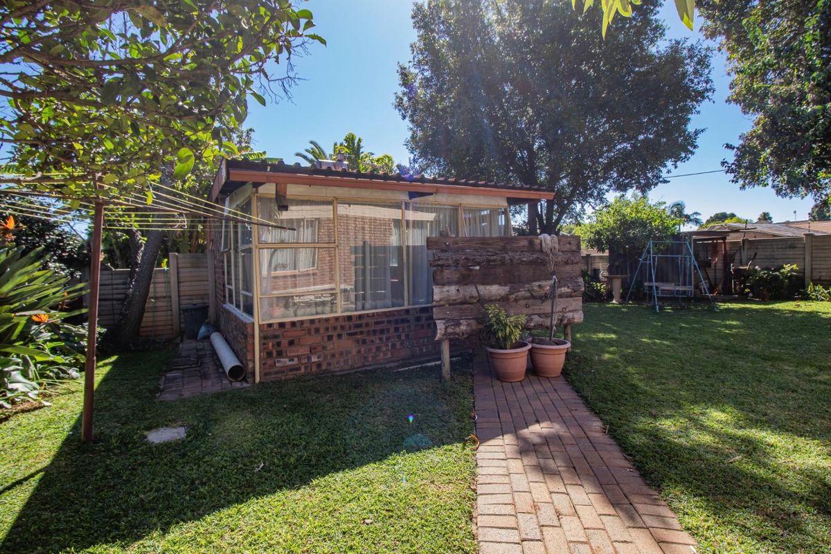 Ideal Student Accommodation or Big Family Home for Sale in Annadale! - Photo 2