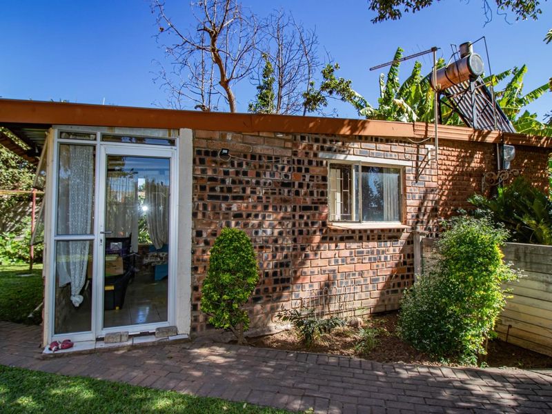Ideal Student Accommodation or Big Family Home for Sale in Annadale! - Photo 4