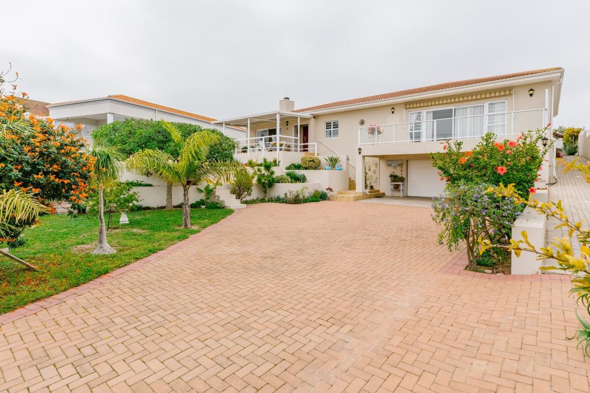 Stylish Port Owen Home In Quiet Cul De Sac - Photo 2