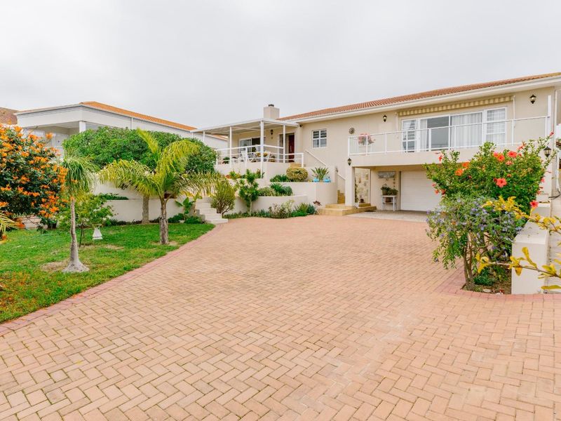 Stylish Port Owen Home In Quiet Cul De Sac - Photo 2