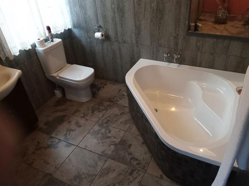 Exceptional Investment Opportunity: 10-Bedroom BnB in Prime Empangeni Location - Photo 8