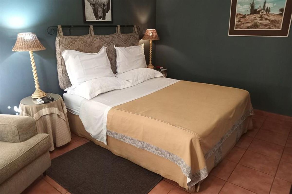 Exceptional Investment Opportunity: 10-Bedroom BnB in Prime Empangeni Location - Photo 4