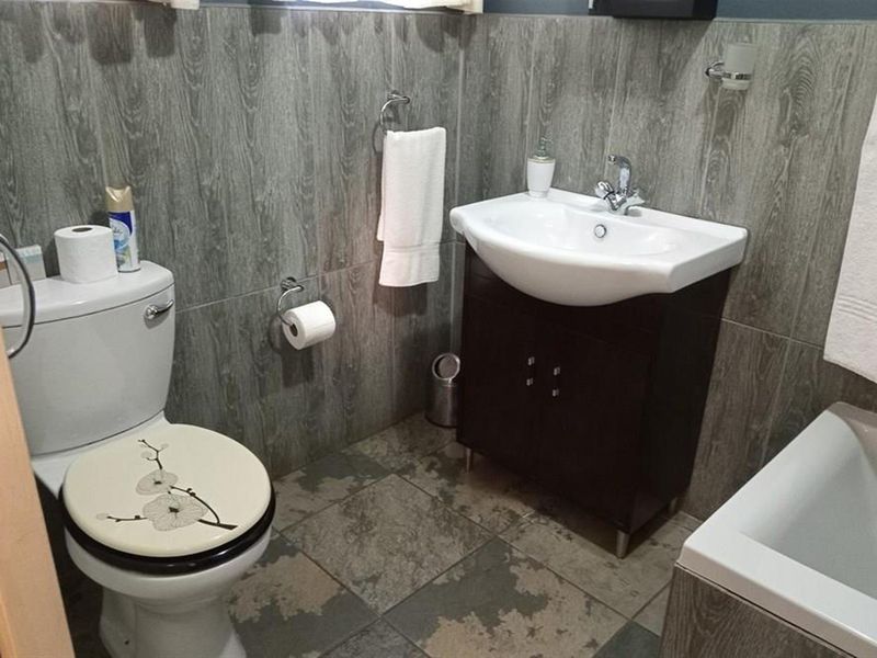 Exceptional Investment Opportunity: 10-Bedroom BnB in Prime Empangeni Location - Photo 5