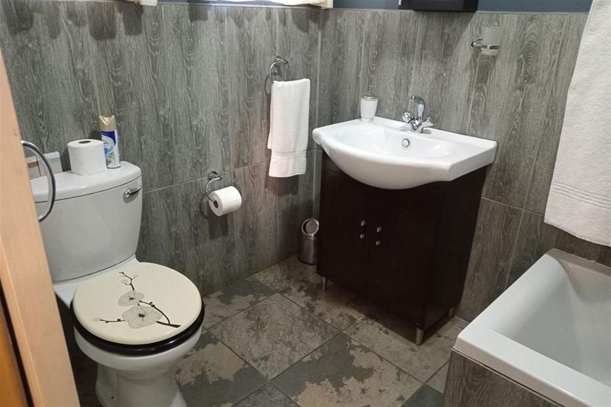 Exceptional Investment Opportunity: 10-Bedroom BnB in Prime Empangeni Location - Photo 5