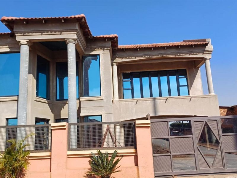 House For Sale in Etwatwa, Benoni - Photo 1