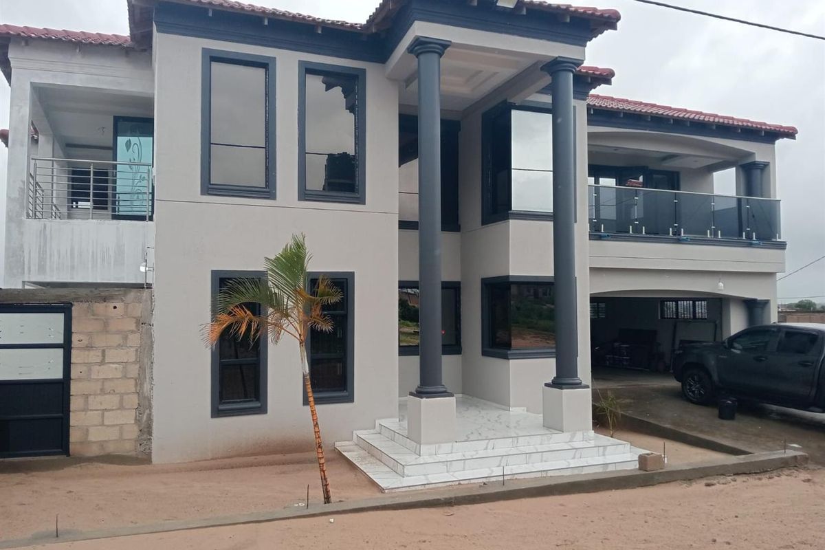 House For Sale in Etwatwa, Benoni - Photo 3
