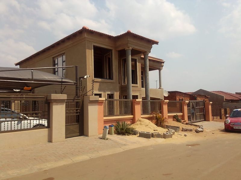 House For Sale in Etwatwa, Benoni - Photo 5