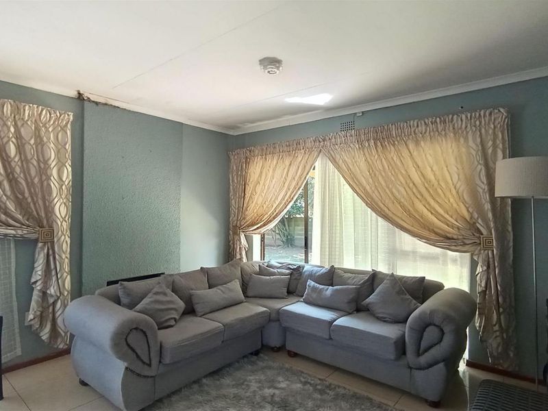 Modern & Spacious 3-Bedroom Home in Norkem Park, Kempton Park - Photo 6