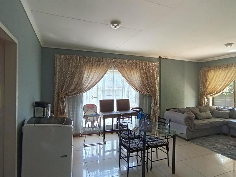 Modern & Spacious 3-Bedroom Home in Norkem Park, Kempton Park - Photo 2