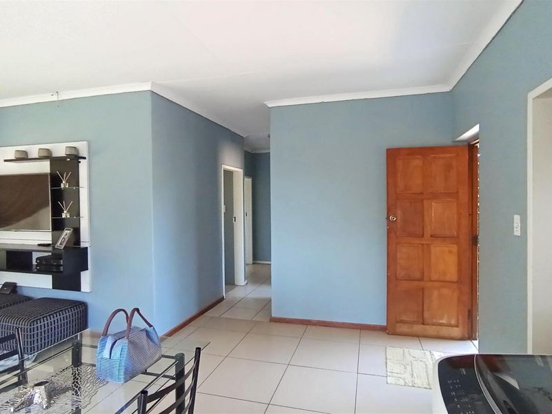 Modern & Spacious 3-Bedroom Home in Norkem Park, Kempton Park - Photo 3