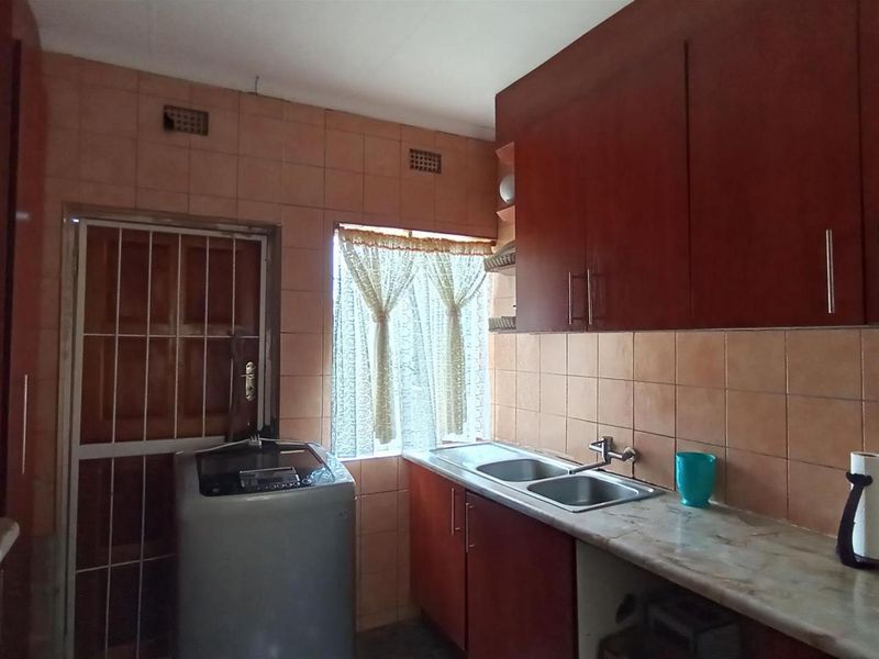 Modern & Spacious 3-Bedroom Home in Norkem Park, Kempton Park - Photo 4