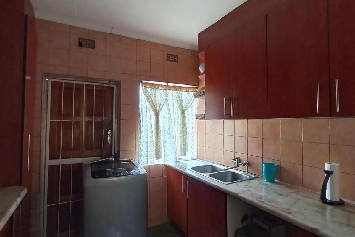 Modern & Spacious 3-Bedroom Home in Norkem Park, Kempton Park - Photo 4