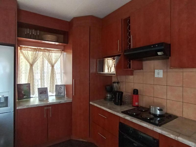 Modern & Spacious 3-Bedroom Home in Norkem Park, Kempton Park - Photo 5