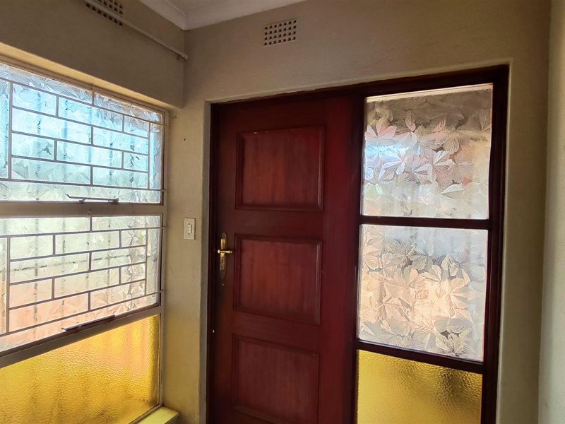 Spacious 4-Bedroom Home with Pool & Entertainment Area - Birch Acres, Kempton Park - Photo 5