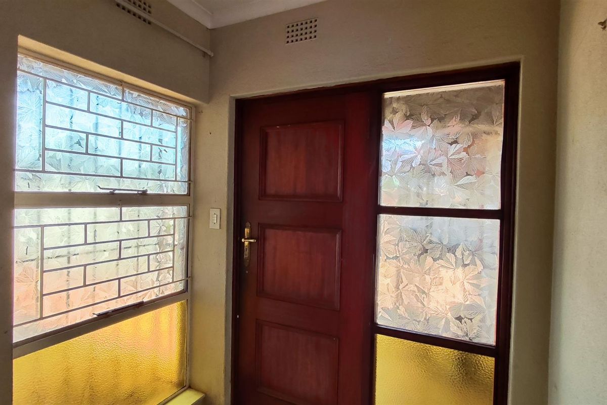 Spacious 4-Bedroom Home with Pool & Entertainment Area - Birch Acres, Kempton Park - Photo 5
