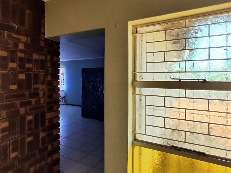 Spacious 4-Bedroom Home with Pool & Entertainment Area - Birch Acres, Kempton Park - Photo 4