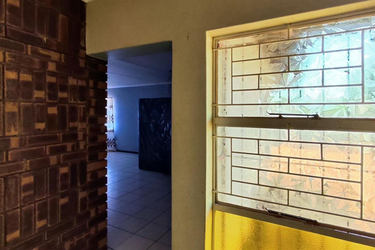 Spacious 4-Bedroom Home with Pool & Entertainment Area - Birch Acres, Kempton Park - Photo 4